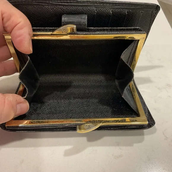Louis Vuitton EPI Kisslock Wallet Black - Picture 8 of 16